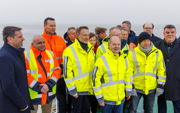 Bundeskanzler Olaf Scholz bei der offziellen Eröffnung des ersten deutschen LNG-Terminals in Wilhelmshaven